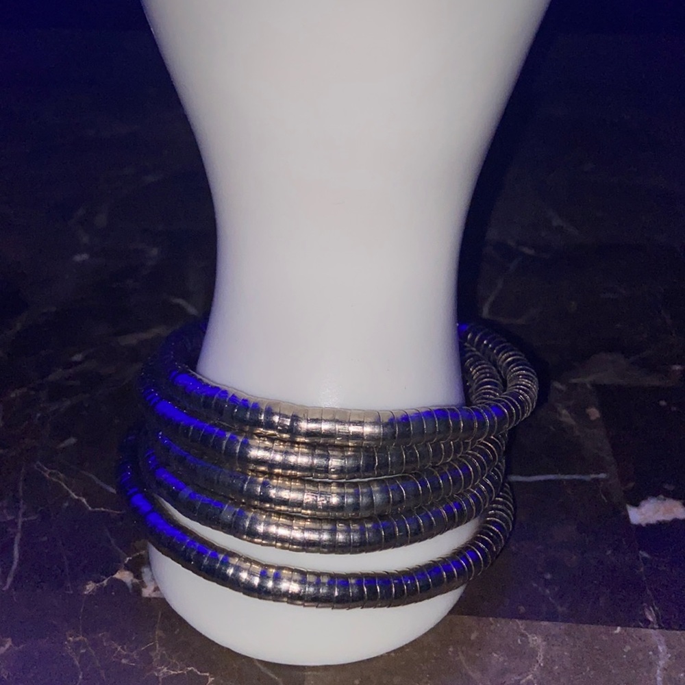 Beautiful Silvertone Expandable Bracelet One Size - Picture 2 of 4